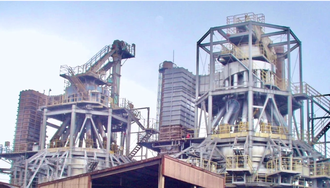 持続可能な産業基盤と技術革新を象徴する工場設備の外観。効率的で環境に配慮した生産をイメージした画像