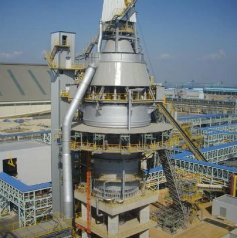 鉄鋼工場の屋外に設置された大型の高炉設備。円筒形の炉体と煙突、周囲の足場や配管が見える。